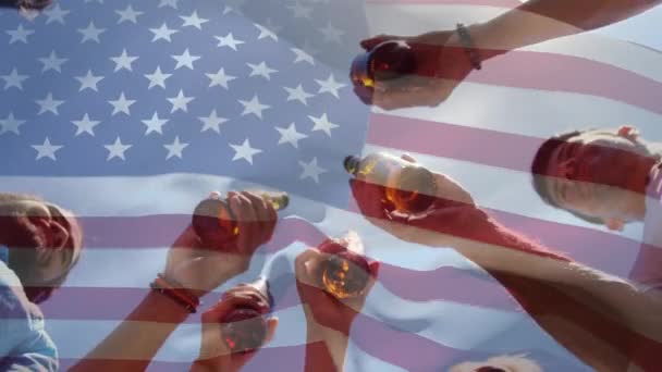 Temmuz Için Arka Planda Amerikan Bayrağı Dalgalar Ise Kutlama Bira — Stok video