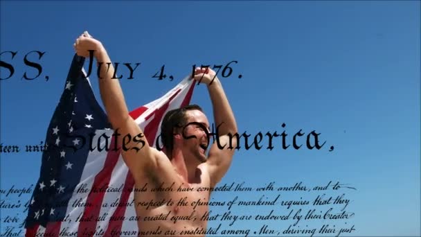 白人男子手持美国国旗奔跑的数字合成 美国独立的书面声明在前台 — 图库视频影像