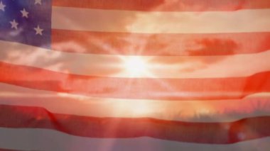 Arka plan çim ve güneş ve bulutlar ile gökyüzü nün görünümü ile alan gösterir amerikan bayrağı sallayarak dijital kompozit