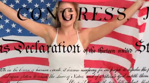 Ψηφιακή Σύνθεση Της Καυκάσιας Γυναίκας Που Κρατά Την Αμερικάνικη Σημαία — Αρχείο Βίντεο