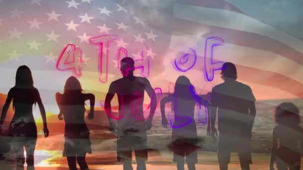 背景が日没時にビーチにジャンプする多様な人々のシルエットを示しながら 背景にアメリカの旗を振って画面に表示される7月4日のテキストのデジタルアニメーション — ストック動画