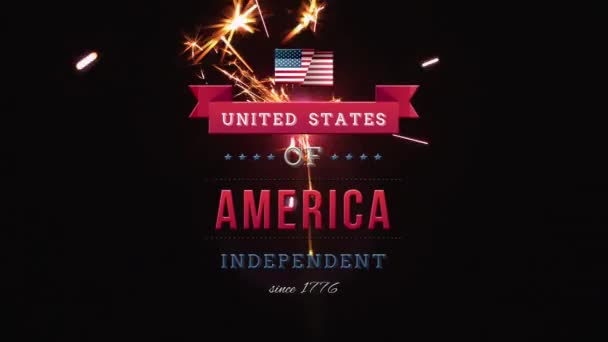 美国的数字动画 独立自1776年以来文字在横幅缩小在屏幕上 而黑暗的背景显示发光的火花 — 图库视频影像