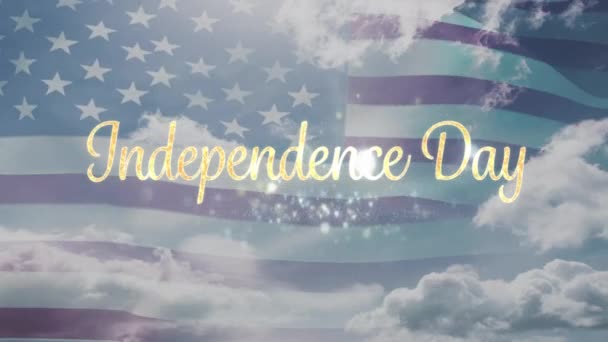 金色独立日文本的数字动画出现在屏幕上 而美国国旗的波浪和背景显示天空与云 — 图库视频影像