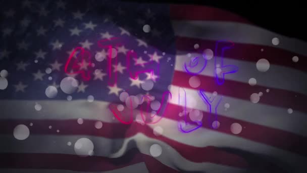 ボケライトが後ろの画面の中央に向かって移動しながら 7月4日のテキストのデジタルアニメーション 背景は アメリカの旗を振って示しています — ストック動画