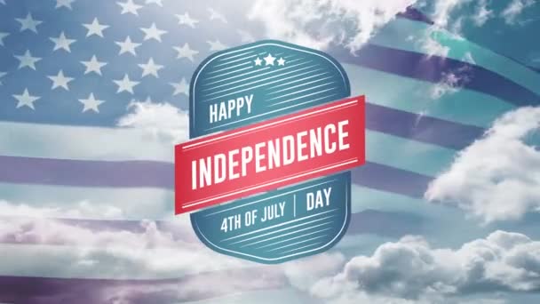 ハッピー インディペンデンス デーのデジタルアニメーション 7月4日のテキストは アメリカの旗の波と背景が雲で空を示している間 画面にズームアウトバッジのテキスト — ストック動画