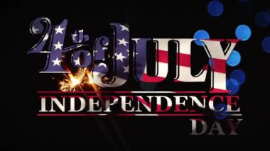 4 Temmuz dijital animasyon, Amerikan bayrağı tasarımı ile Bağımsızlık Günü metin ekranda uzaklaştırma. Arka plan ışıklı ışıltı ve mavi bokeh ışıkları gösterir.
