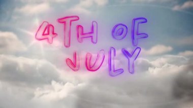 Arka plan bulutlarla gökyüzünü gösterirken ekranda mavi ve kırmızı degrade çizgilerle 4 Temmuz metin dijital animasyon