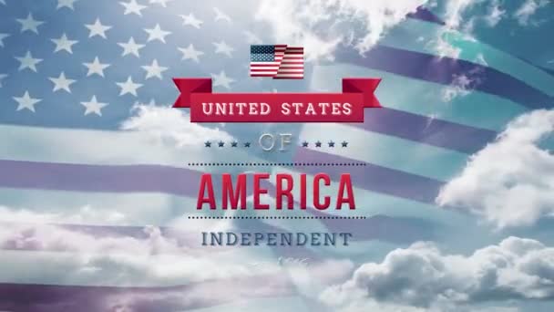 美国数字动画 独立文字在横幅缩小在屏幕上 而背景显示美国国旗挥舞和天空与云 — 图库视频影像