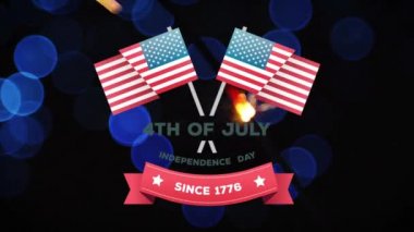 4 Temmuz dijital animasyon, Bağımsızlık günü 1776 yılından bu yana afiş içinde iki Amerikan bayrakları ile ekranda uzaklaştırma ile arka plan ışıklı ışıltı ve mavi bokeh ışıkları gösterir