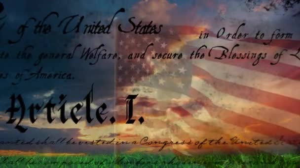 アメリカ国旗がポールに波を立てながら画面に移動するアメリカの書かれた憲法のデジタルアニメーション 背景は 日没時に雲と草と空とフィールドを示しています — ストック動画