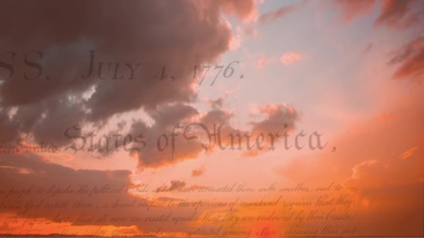 日没時の雲を背景に画面を動かすアメリカの独立宣言のデジタルアニメーション — ストック動画