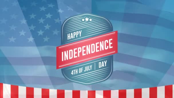 ハッピー インディペンデンス デーのデジタルアニメーション 7月4日のテキストは 背景がアメリカの旗を振っている間 画面にズームアウトバッジでテキスト — ストック動画