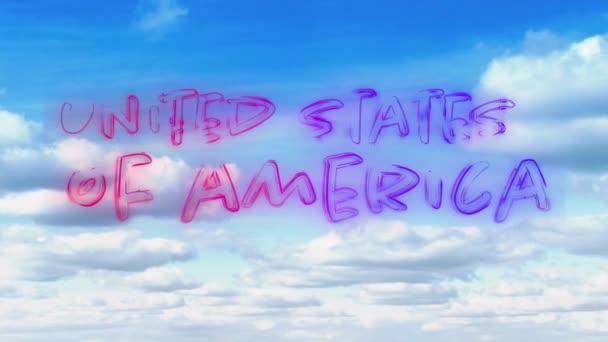 雲と空の背景を持つ赤と青のグラデーションラインでアメリカ合衆国のテキストのデジタルアニメーション — ストック動画