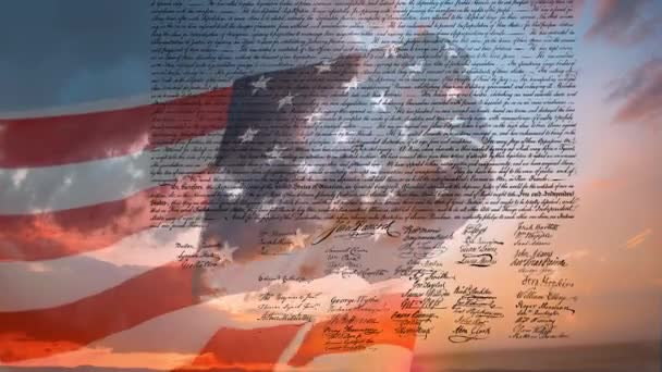 Digitální Složený Muž Držící Americkou Vlajku Zatímco Písemná Deklarace Nezávislosti — Stock video