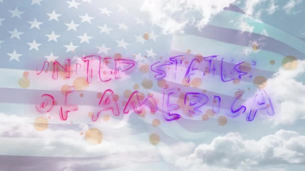 アメリカ国旗の背景と雲の空を背景に 赤と青のグラデーションラインでアメリカ合衆国のテキストのデジタルアニメーション — ストック動画