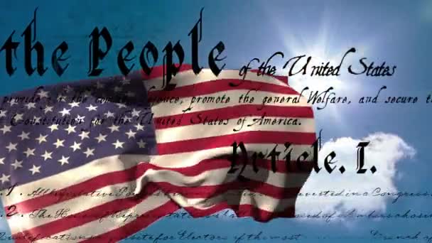 背景が雲と空を示しながら アメリカの旗を振って画面に移動する米国の書かれた憲法のデジタルアニメーション — ストック動画