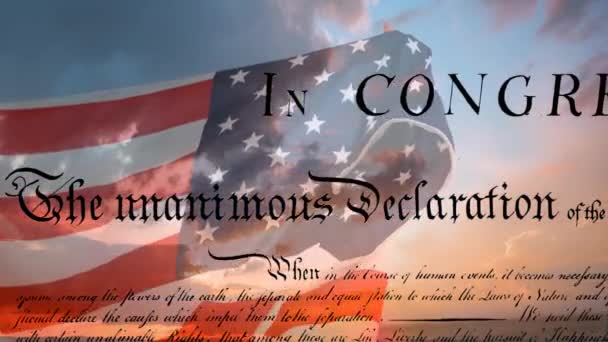 手持美国国旗的人的数字合成 美国的书面宪法在屏幕上移动 天空背景与云 — 图库视频影像