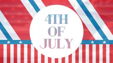 4 Temmuz metin dijital animasyon mavi ve kırmızı degrade beyaz, mavi ve kırmızı çizgili ekranda uzaklaştırma. Arka plan Amerikan bayrağı sallayarak gösterir.