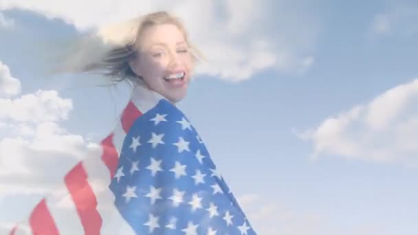 Digitale Samenstelling Van Blanke Vrouw Die Amerikaanse Vlag Houdt Glimlachen — Stockvideo