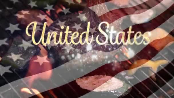背景が燃えている間にアメリカの旗が燃えている画面に表示される金の米国のテキストのデジタルアニメーションは 火の燃焼とバーベキューを示しています — ストック動画