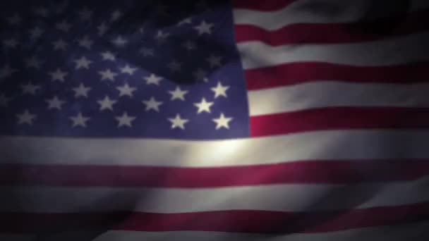 青い花火が爆発する間 ボケライト付きの金独立記念日のテキストのデジタルアニメーションが表示されます 背景は アメリカの旗を振って示しています — ストック動画