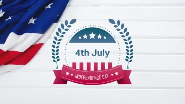 7月4日のデジタルアニメーション バナーでの独立記念日は 背景がアメリカの旗で白い壁を示しながら 画面にズームアウト — ストック動画