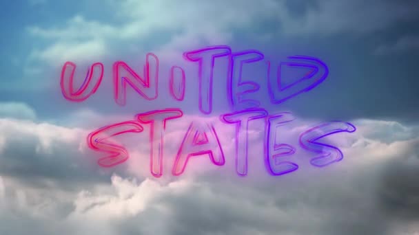 赤と青のグラデーション線で米国のテキストのデジタルアニメーションと空の背景と雲が画面上にズームイン — ストック動画