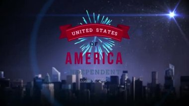 Banner'daki Amerika Birleşik Devletleri metninin dijital animasyonu ekrana uzaklaştırır. Renkli havai fişek patlar ise arka plan binalar ve gece gökyüzü ile şehrin görünümünü gösterir.
