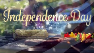 Afro-Amerikalı aile barbekü açık havada Bağımsızlık günü kutluyor iken Bağımsızlık günü metin görünen dijital kompozit. Arka plan, Amerikan bayrağını sallayarak gösteriyor.