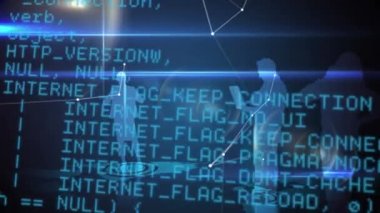 Dijital dünya haritası üzerinde dururken cihazları kullanan iş adamlarının siluetinin dijital animasyonu ekrana asimetrik çizgilerle uzaklaştırır. Program kodları karanlık arka planda hareket eder.