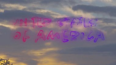 Arka plan gün batımı sırasında bulutlar ile gökyüzü gösterirken Kırmızı ve mavi degrade çizgilerle Amerika Birleşik Devletleri metin dijital animasyon.