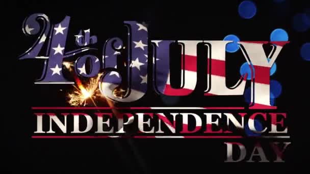 7月4日的数字动画问候美国国旗挥舞 同时点燃火花在背景与蓝色散景灯 — 图库视频影像