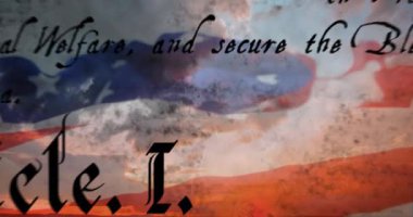 Arka plan bulutlar ile gökyüzünü gösterirken ABD'nin yazılı anayasa dijital animasyon bayrak ile ekranda hareket ederken. 4k