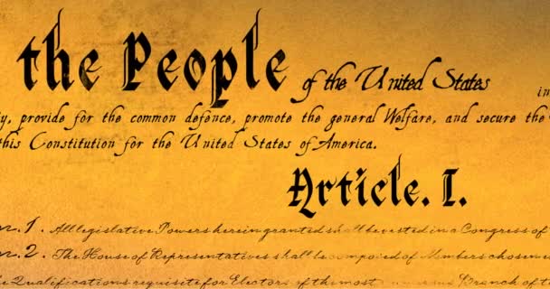 茶色の背景に対して画面内を移動する米国の書かれた憲法のデジタルアニメーション — ストック動画