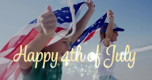 高种人儿童在沙滩上奔跑的数字合成 同时举着美国国旗和金色快乐7月4日的问候出现在前景中 — 图库视频影像