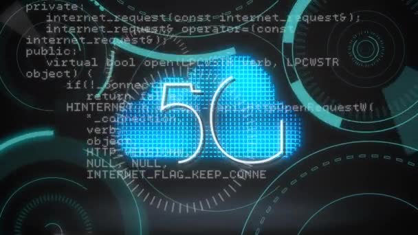 锁和屏蔽的数字图标的数字动画显示在一个5G的后面 写在未来派圆圈的中间旋转 而程序代码在黑色背景中移动 — 图库视频影像