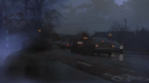 車が通り過ぎる夕方の道路のデジタルコンポジットと暗い雲と稲妻と空の背景 — ストック動画