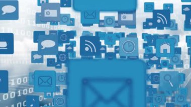 İkili kodlar bulutlarla gökyüzünün arka planında hareket ederken ekranda düzenlenmiş mavi karelerde farklı çevrimiçi ve uygulama simgelerinin dijital animasyonu.