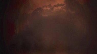 Karanlık bulutlar ve şimşek etrafında hareket ile gökyüzünün dijital animasyon