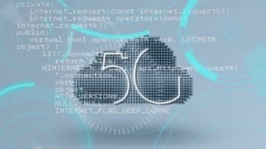 Program kodlarıyla ekranda hareket eden fütüristik çevrelerle çevrili bir 5g'nin arkasında bulut, kilit ve kalkan olarak değişen simgelerin dijital animasyonu.