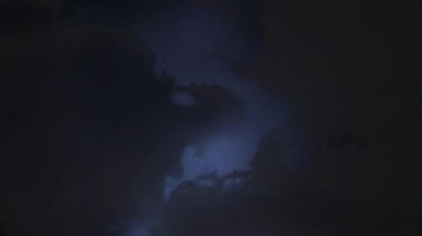 Karanlık bulutlar ve şimşek etrafında hareket ile gökyüzünün dijital animasyon