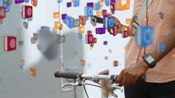Цифровая Композиция Человека Пользующегося Мобильным Телефоном Держащего Велосипед Передний План — стоковое видео