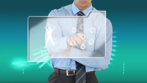 Digitales Kompositum eines kaukasischen Geschäftsmannes, das einen Touchscreen auf einer futuristischen Oberfläche mit einem digitalen Körper und Kreisen verwendet. Linien und ein digitaler Körper rotiert vor blauem Hintergrund.