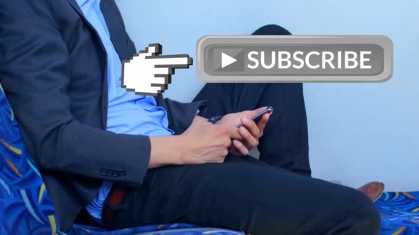 Digitale Zusammensetzung Eines Kaukasischen Geschäftsmannes Anzug Der Sitzen Sein Mobiltelefon — Stockvideo