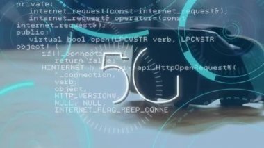 Mavi fütüristik dairelerin ortasında yazılı 5g arkasında ekranda hareket eden program kodları dijital animasyon ve masada siyah sanal gözlük bir arka plan.