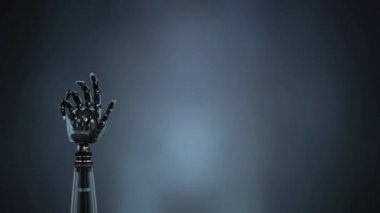 Yıldırım yanıp söner fırtınalı gökyüzü arka plan üzerinde robot kol dijital animasyon. El yavaşça kapanır ve avucunu açar.
