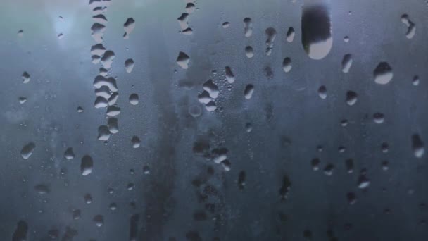 雾窗的数字复合 湿度和水滴 而背景显示雷声和灯光移动 — 图库视频影像