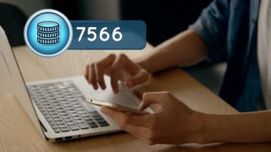Bir sikke simgesinin sayısal animasyon sayısı artıyor. Arka planda bir dizüstü bilgisayar üzerinde çalışan ve sosyal medya için mesajlaşma silah bir çift