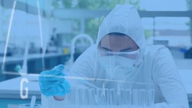 Ön planda çizgi grafikleri olan bir laboratuvarda kimyasalları inceleyen bir bilim adamının dijital animasyonu