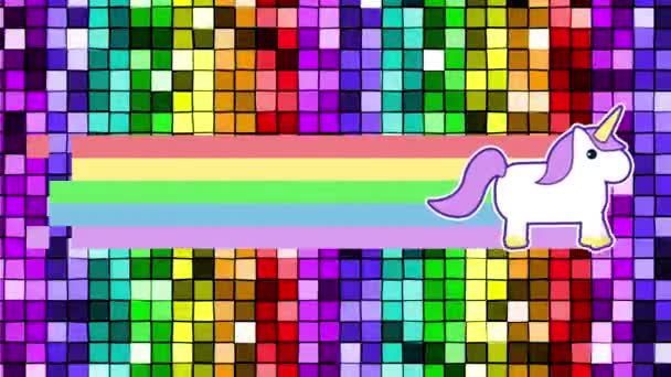虹の後ろに残って画面を横切って走るユニコーンのデジタルアニメーション 背景はカラフルなシーケンスの正方形で満たされています — ストック動画